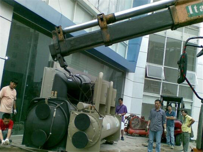 木兰县随车吊和汽车吊的核心区别是什么？哪种更省钱？