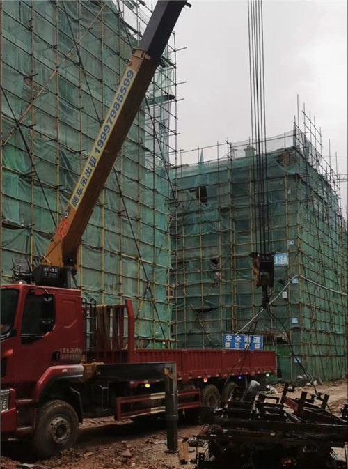 木兰县“慢工细活”—— 吊车的 “微动控制” 技术